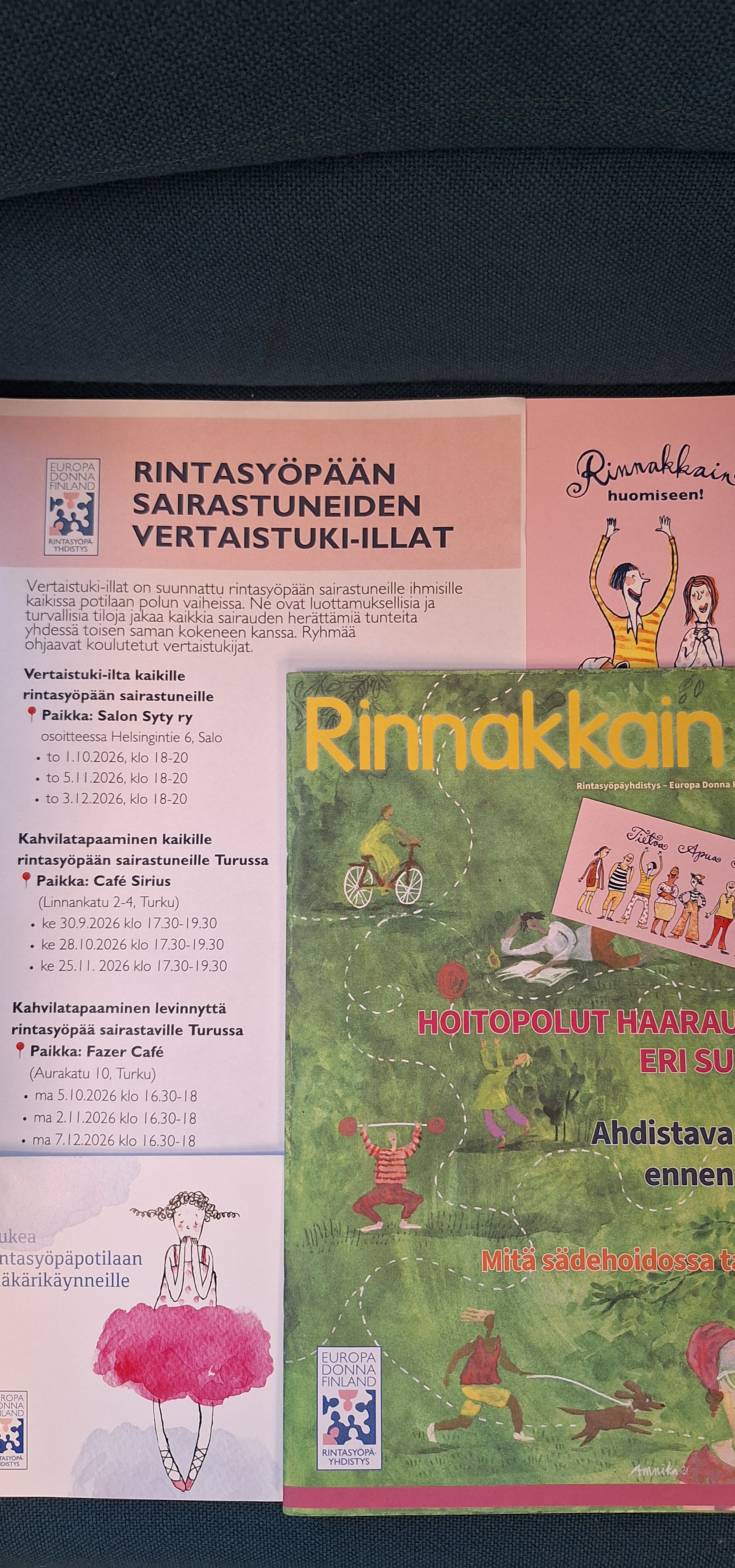 Rintasyöpäyhdistyksen esitteitä Sytyn aulassa.
