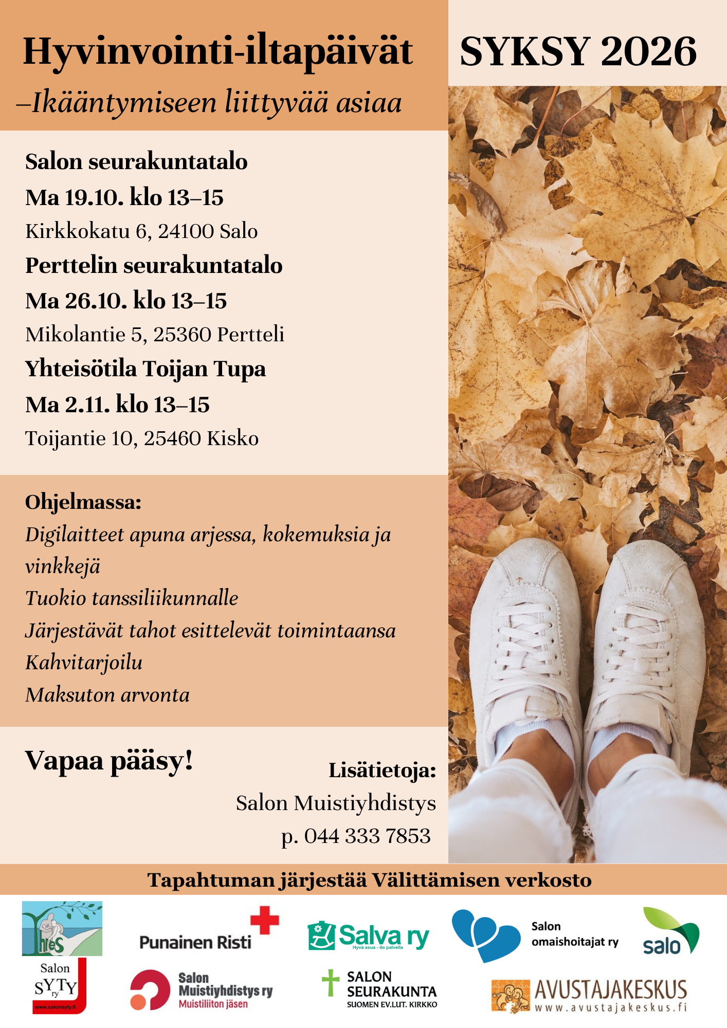 Maahan pudonneiden vaahteranlehtien päällä jalat valkoisissa lenkkareissa.