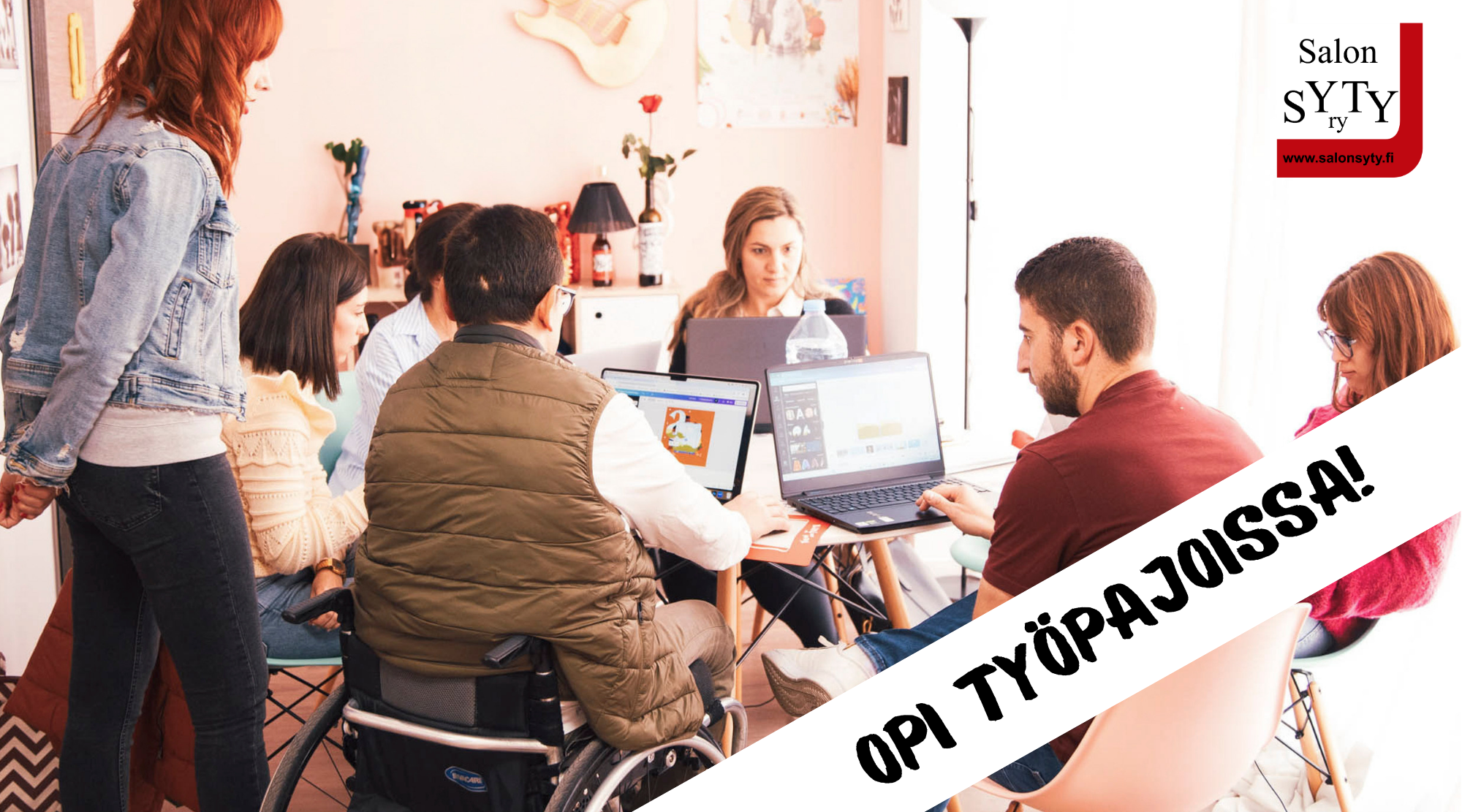 Joukko ihmisiä tietokoneineen yhteisen pöydän ääressä ja teksti: opi työpajoissa.